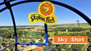 Aussicht aus der Sky Shot Attraktion im Skyline Park mit Blick über das Parkgelände, umliegende Felder und eine klare, weite Landschaft unter blauem Himmel.