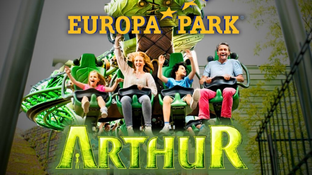 Eine Familie mit zwei Kindern genießt die Fahrt auf der Themenachterbahn Arthur im Europa-Park, mit leuchtend grünen Sitzen und thematischer Dekoration.